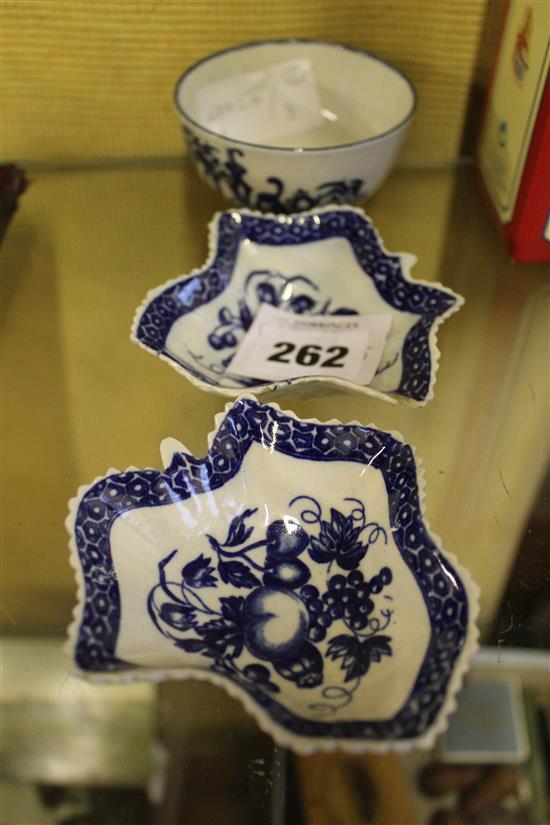 Worcester blue and white 2 pickle leaf dishes and a teabowl